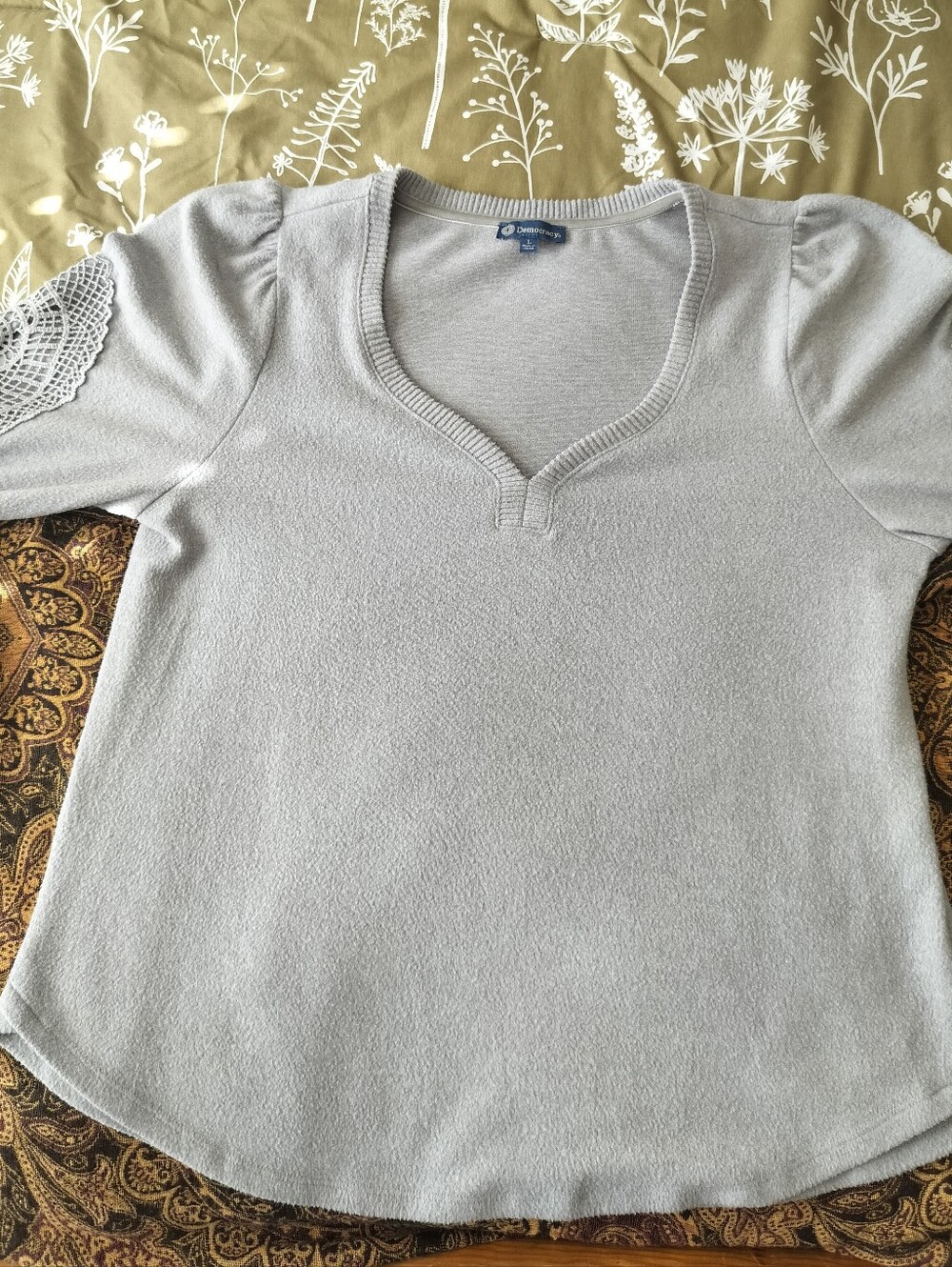 Democracy Women's L Gray V-Neck Sweater Crochet Lace Sleeve Medallion Size - Picture 6 of 8
